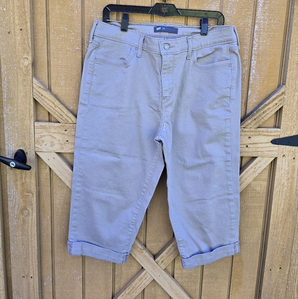 Levi's Women's Khaki Capri Pants Size 14 - Picture 1 of 3